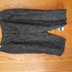 Black and gray capris trouser